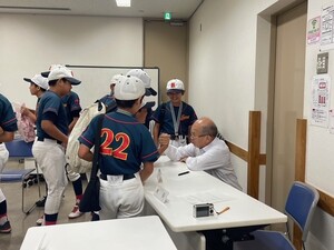 教育長を囲んで急遽腕相撲